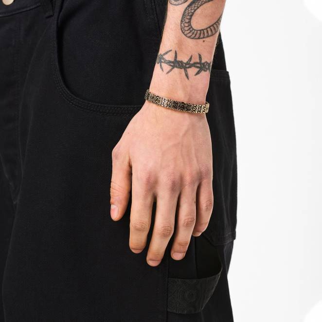 le bracelet gravé monogramme Marc Jacobs R8NP423