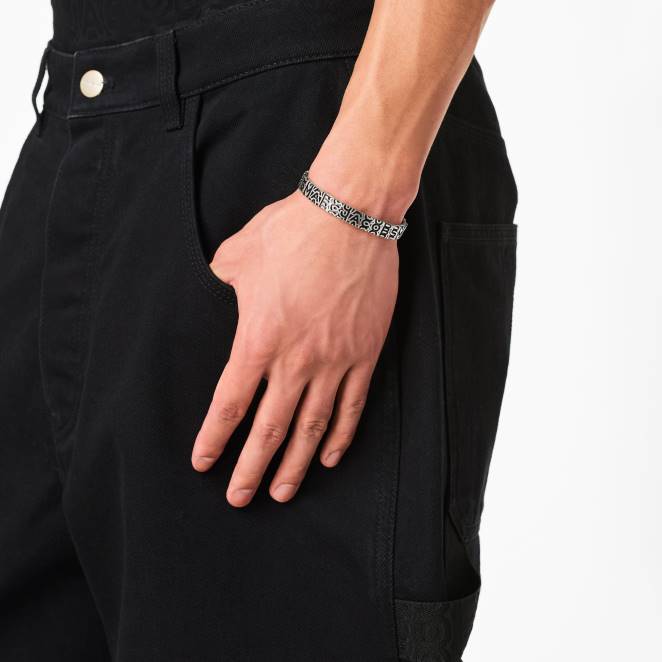 le bracelet gravé monogramme Marc Jacobs R8NP424