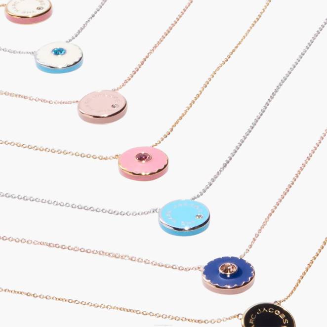le pendentif médaillon Marc Jacobs R8NP419