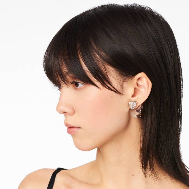 les boucles d'oreilles puces cœur charmé Marc Jacobs R8NP442