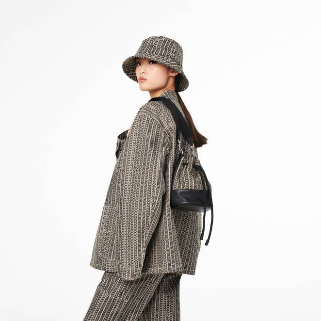 le sac seau à monogramme Marc Jacobs R8NP142
